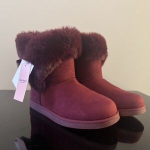 Juicy Couture King Cozy Faux Fur Boots Burgundy Size 7 – NWT Bow-Back Plush